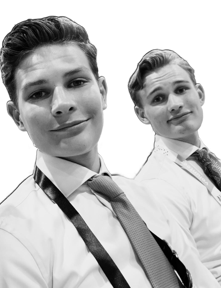 Dennis en Dave, de twee makers van web-DE-sign, in wit overhemd met stropdas