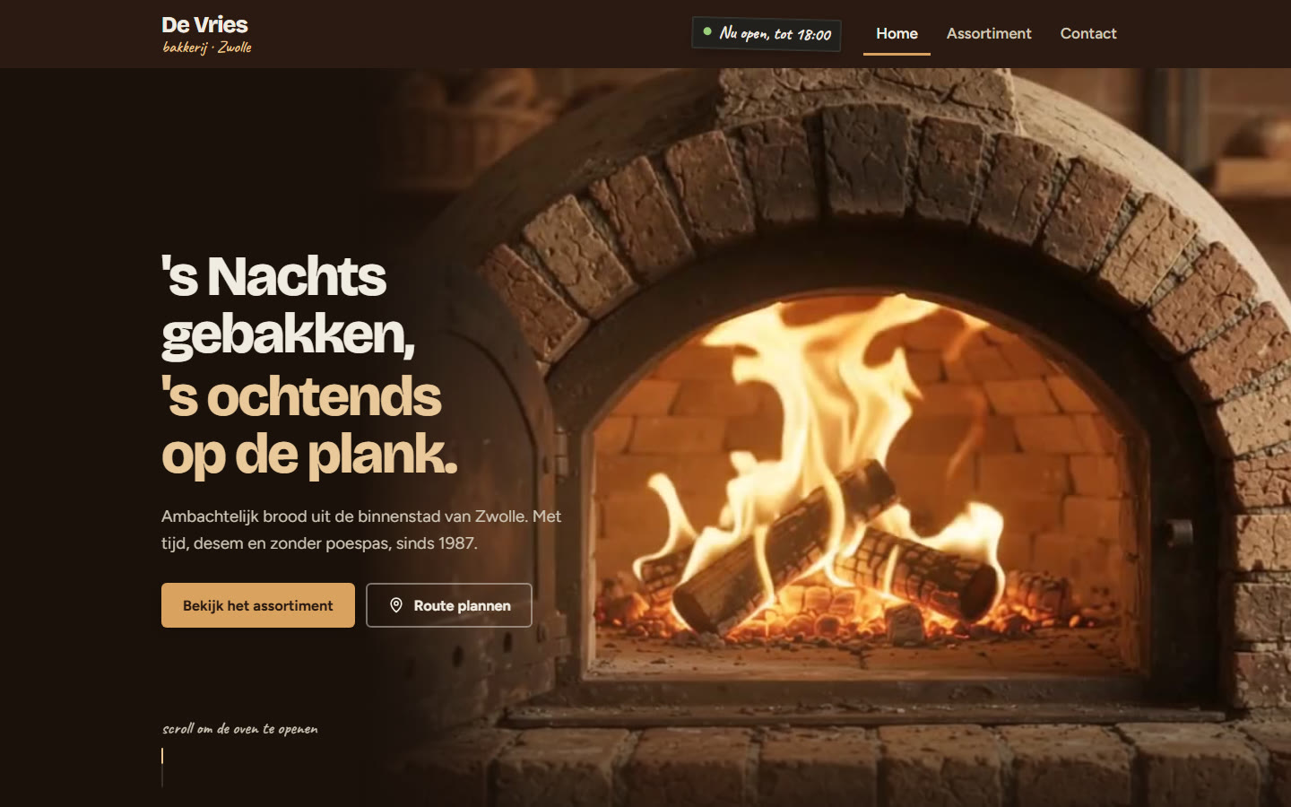 Voorpagina van de voorbeeldwebsite Bakkerij De Vries: een stenen broodoven met vuur en de kop ’s Nachts gebakken, ’s ochtends op de plank.
